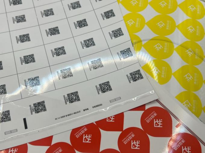 stiker label yang disesuaikan sangat cocok untuk stiker hologram kode QR label berubah 1